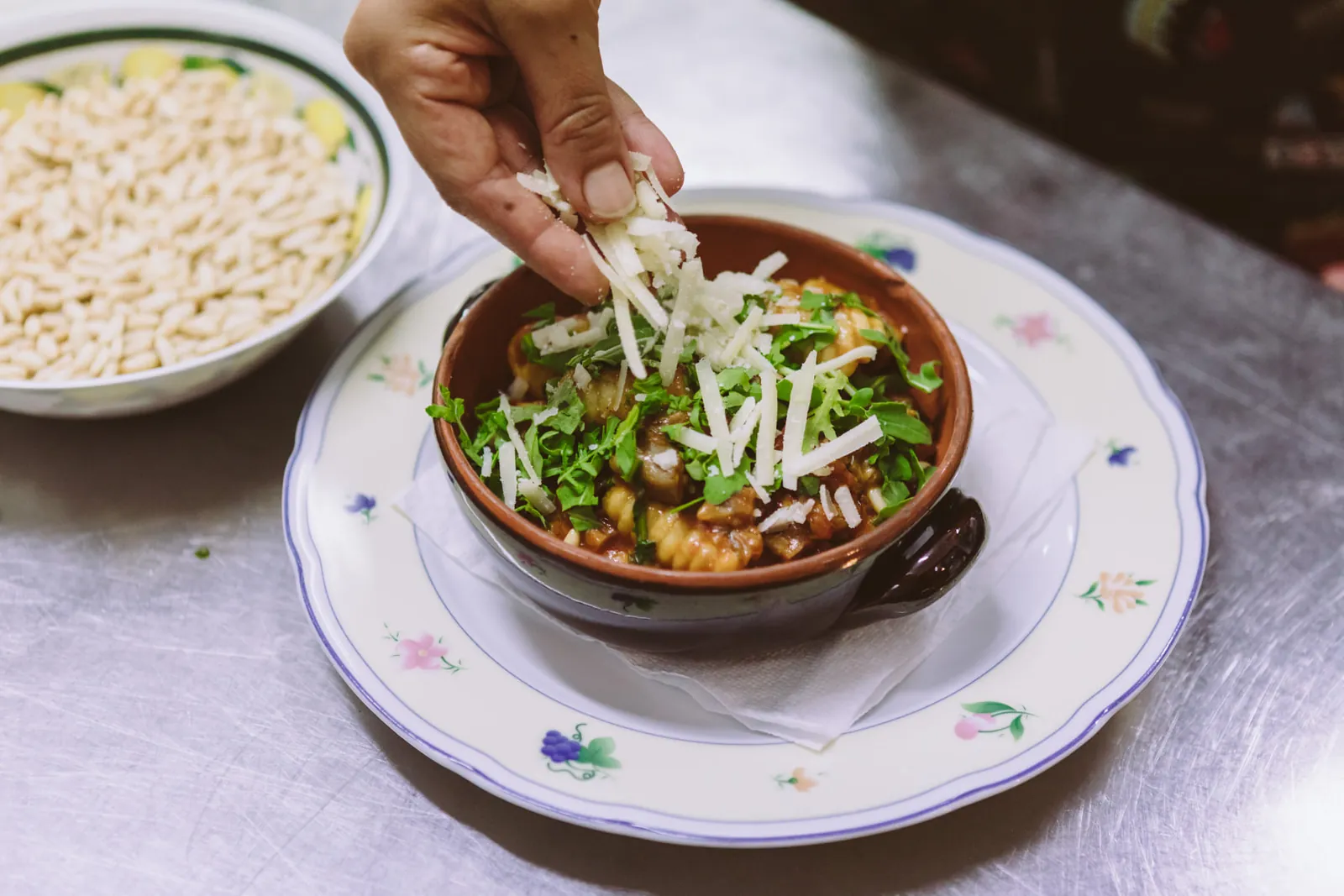 Una ciotola di pasta e legumi con le erbe fresche
