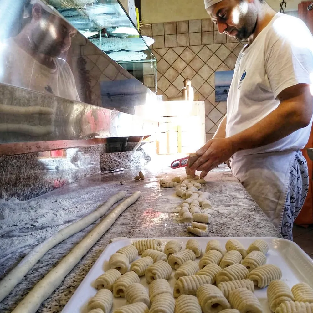 La pasta tirata a mano sul tavolo